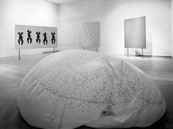 Kanayama Akira, Balloon, 1956. (Installation with Yves Kleins at the Stedelijk Museum, Amsterdam, 1956.)