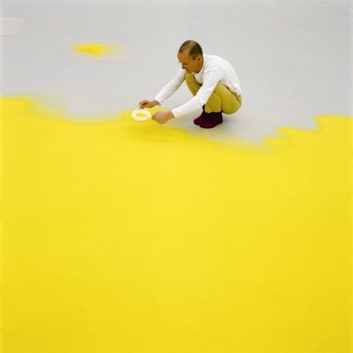 Wolfgang Laib sifting pollen, 1992.