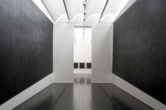 Richard Serra, Two Corner Cut: High Low, installation view at Menil Collection, 2012.
