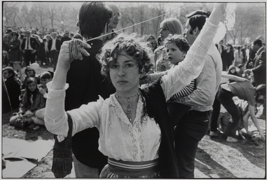 Garry Winogrand, Woman with String, 1975.