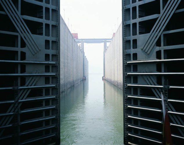 Catherine Yass, Lock (stills), 2006.