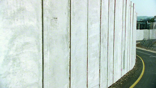 Catherine Yass, Wall (video stills), 2004.