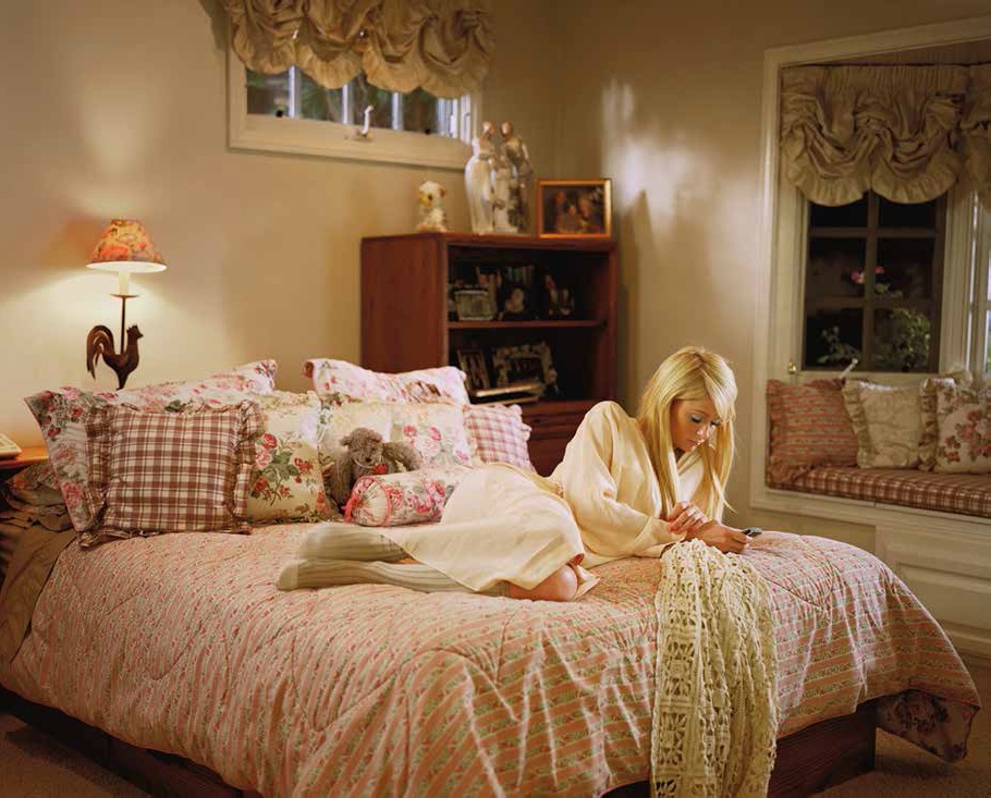 Larry Sultan, Paris on Bed, 2007.