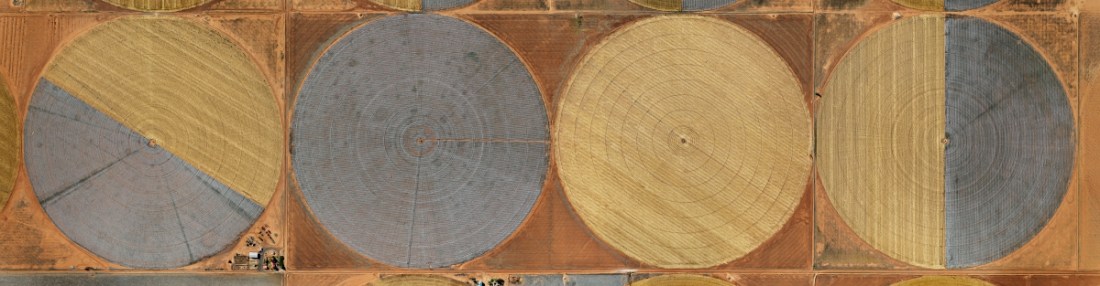 Edward Burtynsky, Pivot Irrigation #13, High Plains, Texas Panhandle, USA, 2012.