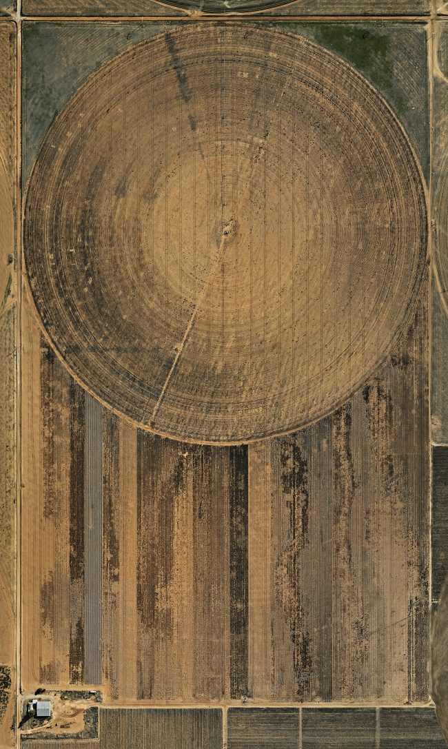 Edward Burtynsky, Pivot Irrigation #2, High Plains, Texas Panhandle, USA, 2011.