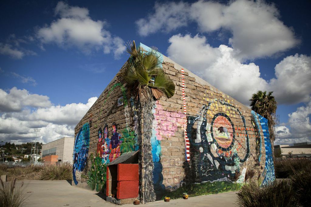 Iris Hu and SarahDougherty as part of Rafa Esparza's Con/Safos at the Bowtie Project. 