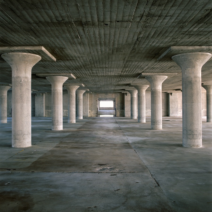 Anthony Hernandez, Oakland #1, 2000.